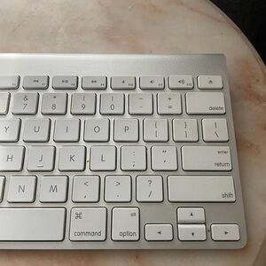 Wireless Apple keyboard- excellent condition! Works great!